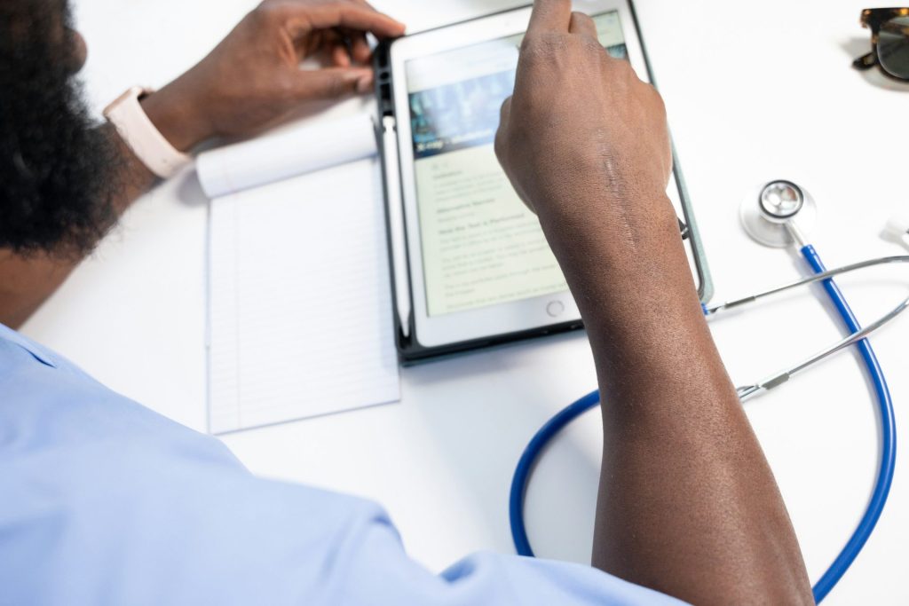 ein Mann, der ein Tablet benutzt